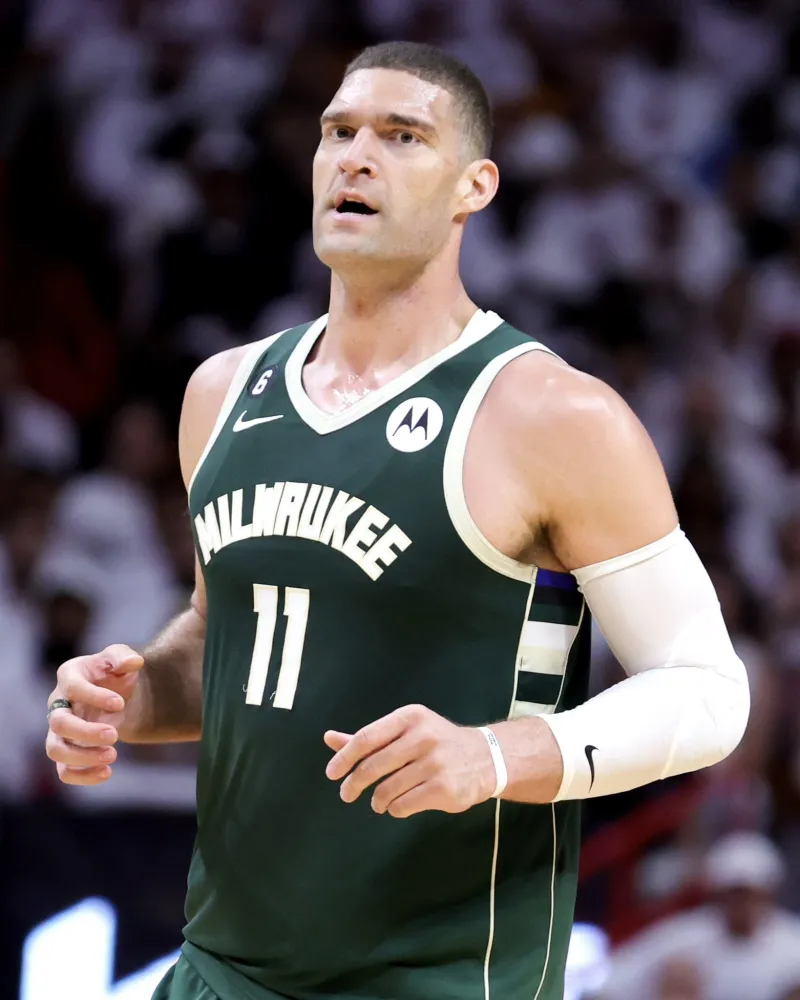 里程碑夜密尔沃基雄鹿再遭质疑；中超赛前刷纪录；球迷炸锅；更衣室氛围转暖的简单介绍